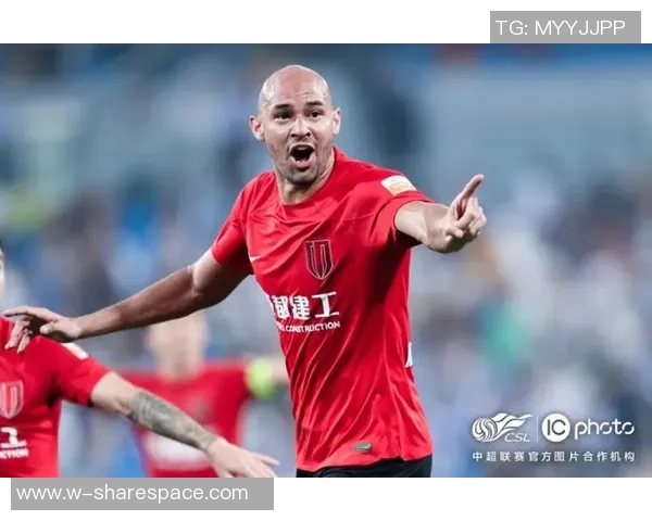 成都足球队团队协作引发热议球迷对战术配合与队员默契提出不同看法